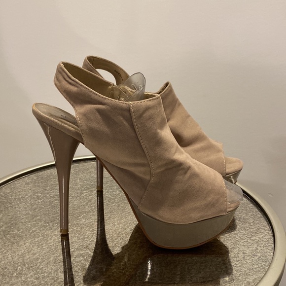 Beige upended toe heels - Picture 2 of 3